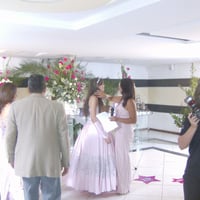 Arrumando a princesa para que as fotos saiam perfeitas