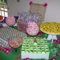 mesa de doces tradicionais personalizada