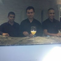 Garotos do bar. Pena que a foto ficou escura =(