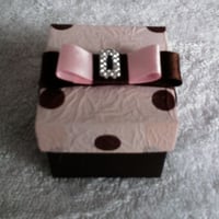 Caixa para um doce com tampa estampada/acetato