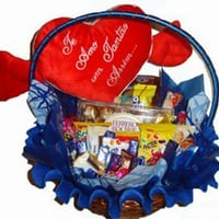 cesta de chocolate com pelucia
