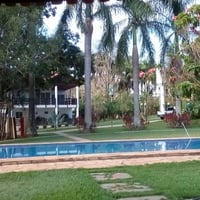 AREA VERDE AO LADO DA PISCINA