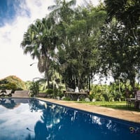 AREA VERDE DA CHACARA AO LADO DA PISCINA