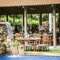 QUIOSQUE DE EVENTOS AO LADO DA PISCINA
