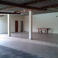 Salao com dois banheiros