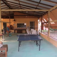 Galpão com 3 banheiros, mesa de ping-pong, sinuca, cozinha com fogão, geladeira e utensílios, armado
