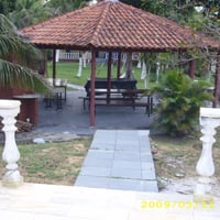 Chápeu de telha - churrasqueira, banheiro, mesas e chuveirão