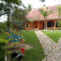 Casa da chácara com parquinho, enfeites na entrada
