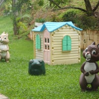 Casinha de bonecas e enfeites na entrada da casa