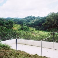 Quadra de areia com rede de volei