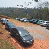Estacionamento interno da chácara