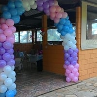 Entrada do salão de festas decorado para aniversário