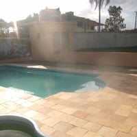 área da piscina com 02 wcs + 02 Wcs no salão + 02 wcs no apartamento - total 6 banheiros.