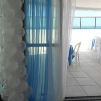 Decoração de bolas, voal e malhas