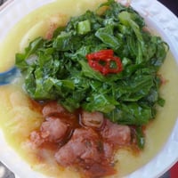 Polenta mole com ragu de calabresa