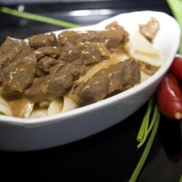 Mini penne com molho madeira com filé mignon