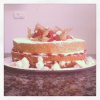 Naked Cake Morango com Natas e suspiro