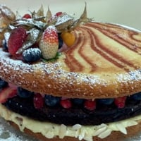 Naked Cake Supremo
Bolo de baunilha, brownie e frutas silvestres frescas.