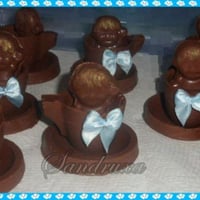 Xícara com bebê e doce.