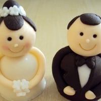 Mini trufas decoradas com noivinhos.
Lindas e perfeitas para enfeitar a mesa ou mesmo em caixinhas 