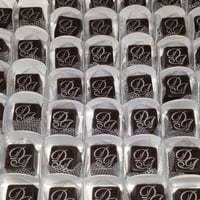 Bombons com aplicação em transfer com iniciais do nome ou noivinhos, bolo, aliança entre outros.
Um