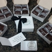 Caixa com 4 bombons personalizados para convite de padrinhos.
Acompanha cartão personalizado confor
