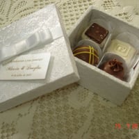 Caixa MDF luxo com bombons finos e cartão para lembrança de noivado, casamento ou mesmo para usar co