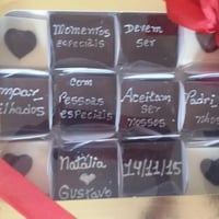 Convite para padrinhos.
Caixa com 12 bombons com escrita personalizada e laço da cor a sua escolha.