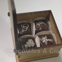 Caixa MDF personalizada com 4 bombons personalizados para convite de padrinhos.