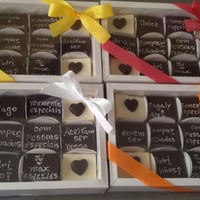 Convite para padrinhos.
Caixa com 12 bombons com escrita personalizada e laço da cor a sua escolha.