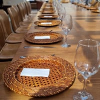 sousplat de rattan e taças de vinho ou agua tipo barone