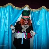 Show de mágicas do Chapeleiro Maluco e Alice.