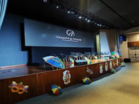 Painel de LED, sonorização, iluminação, locação mesas e cadeiras.