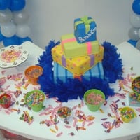 montagem de mesa completa, com doces, bolo e biscuit