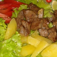 Carne de sol com mandioca e manteiga de garrafa.