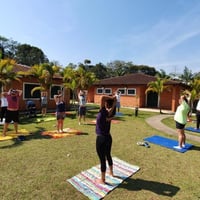 Alongamento matinal antes das atividades