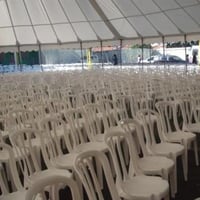 MESAS E CADEIRAS
