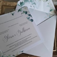Convite com envelope branco forrado e lacre personalizado com a mesma estampa. Já acompanha tag com
