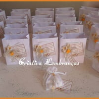 Lembrancinha Amêndoas
Sacolinha + saquinho de voal + 5 confeitos + Mini terço +aplique copo de leit