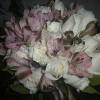 Buquê de Rosas Brancas e austromelias rosas