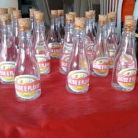 Garrafinha com cachaça.