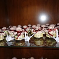 Pote com confeites de chocolate.