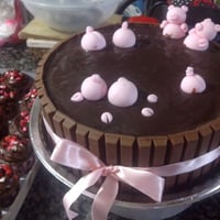 Bolo KIT KAT  - Piscina de Porquinhos