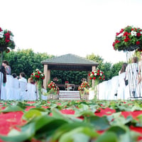 Cerimonial com altar no gramado