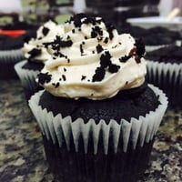 Cupcake de chocolate com cream cheese.