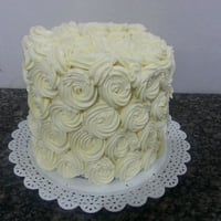 Bolo red velvet com recheio de cream cheese e cobertura de buttercream.
