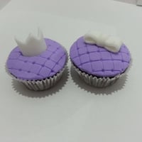 Cupcake com cobertura de pasta americana.