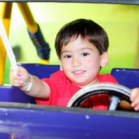 Caio dirigindo