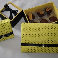 Kit de lembranças para convidados e padrinhos/pais. Caixas em madeira revestidas em tecido.