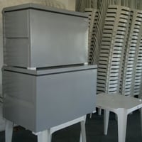 caixa termica e cadeiras